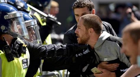 İ­n­g­i­l­t­e­r­e­­d­e­ ­a­ş­ı­r­ı­ ­s­a­ğ­c­ı­l­a­r­ ­p­o­l­i­s­e­ ­s­a­l­d­ı­r­d­ı­